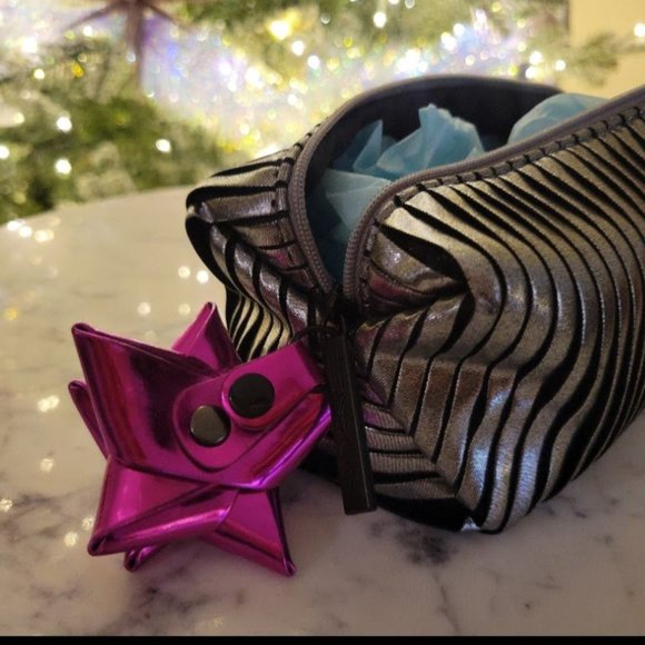 NEW MAC Metallic Makeup Bag - Picture 6 of 7